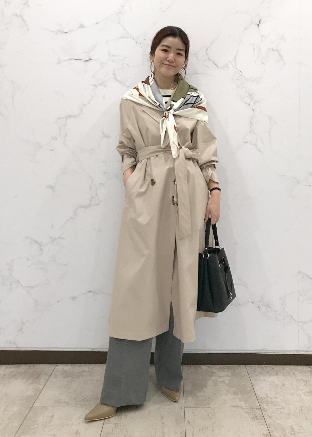 「きれいめカジュアル、スカーフ、スカーフアレンジ、スカーフスタイル、VISスカーフスタイリング、初春コーデ、春コーデ、お仕事コーデ、授業参観日コーデ、デートコーデ、お出かけコーデ、旅行コーデ、女子会コーデ、大人カジュアル、レイヤード」｜「VISのオーバルメタルフープピアス（ピアス（両耳用）、ゴールド系）」を使った、はっちゃんさん（レディース・159cm）の冬コーディネートの5枚目の写真