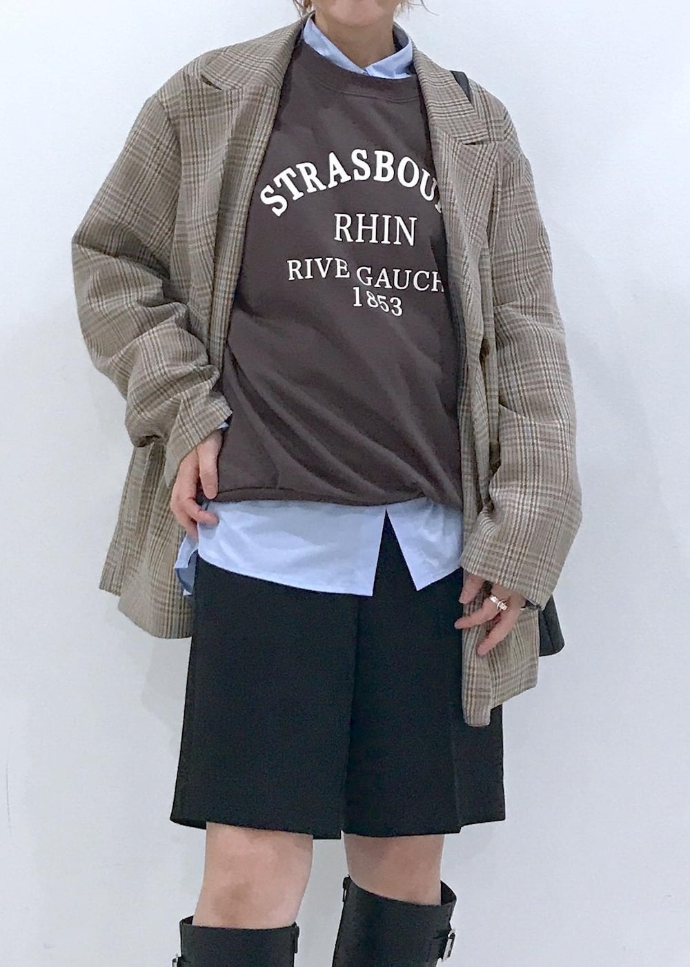 「ブラウン、スウェット、ブラック、ハーフパンツ、ロングブーツ、ブルー、シャツ、プリーツ、チェック、ジャケット、リボンピアス、リボン、初秋コーデ、秋コーデ、初冬コーデ」｜「VISのビーズリボンピアス（ピアス（両耳用）、ブラック系）」を使った、はっちゃんさん（レディース・159cm）の秋コーディネートの6枚目の写真