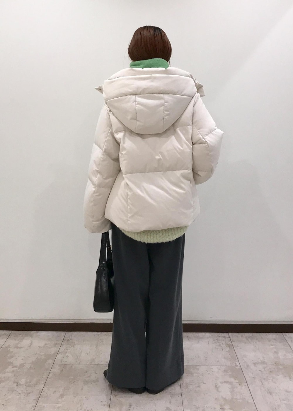 「忘年会、年末年始、ニット、ストール、ダウンジャケット、ワイドパンツ、ワンハンドルバッグ、グリーン、ブラック、ホワイト、グレー、初冬コーデ、冬コーデ、お仕事コーデ、デートコーデ」｜「VISの【リサイクルポリ】ふわふわ太フリンジマフラー（マフラー、グリーン系）」を使った、はっちゃんさん（レディース・159cm）の冬コーディネートの3枚目の写真