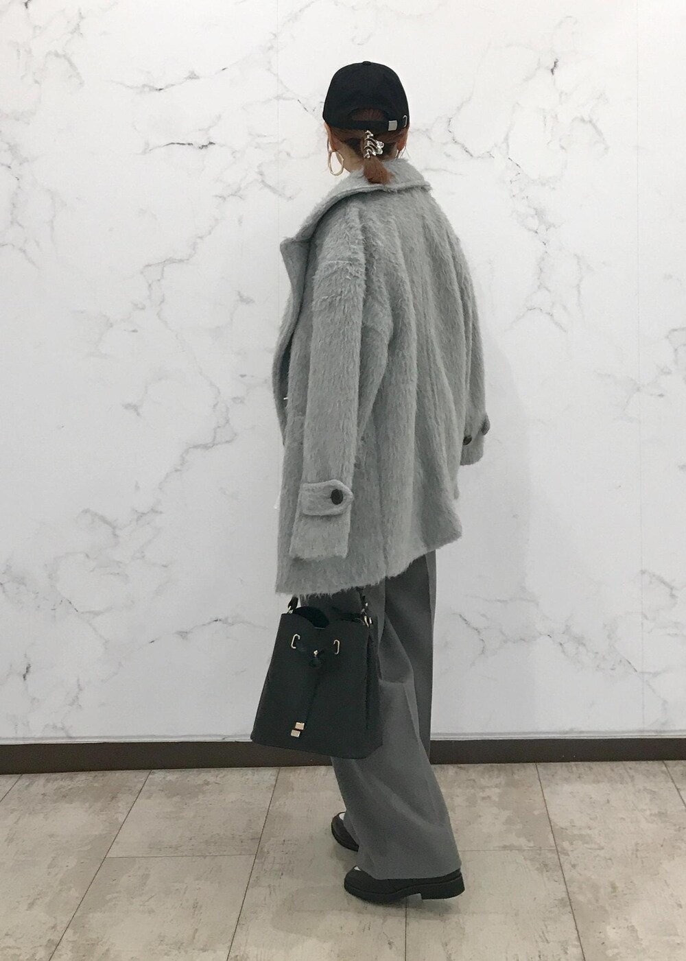 「きれいめカジュアル、モノトーン、ワントーン、初冬コーデ、冬コーデ、お出かけコーデ、旅行コーデ、女子会コーデ、大人カジュアル、レイヤード、パンツスタイル、体型カバー、ワントーンコーデ、モノトーンコーデ、カジュアルコーデ」｜「Juzeの【HARUTA】ポインテッドトゥローファー【抗菌防臭】（ローファー、ブラック系）」を使った、はっちゃんさん（レディース・159cm）の冬コーディネートの2枚目の写真