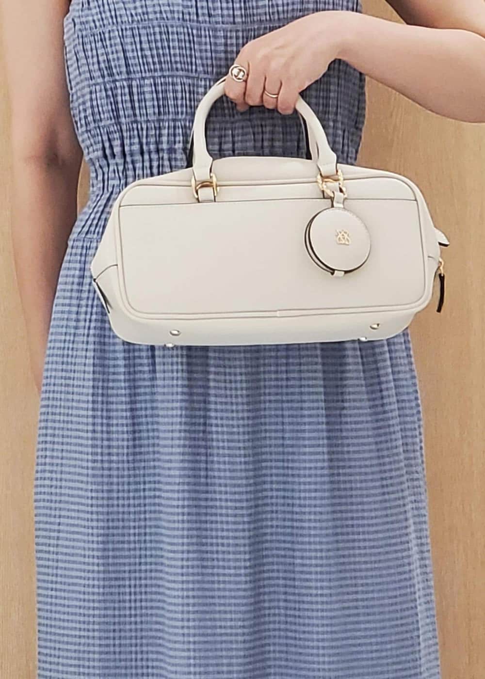 「24SS、24SS夏の新作、夏ファッション、夏コーデ、カジュアル、大人カジュアル、きれいめカジュアル、フェミニン、時短コーデ、体型カバー、ワンピース、サンダル、バッグ、ミニバッグ、ボストンバッグ」｜「VISの【2WAY】横長ボストンバッグ（ボストンバッグ、ホワイト系）」を使った、はっちゃんさん（レディース・159cm）の夏コーディネートの5枚目の写真