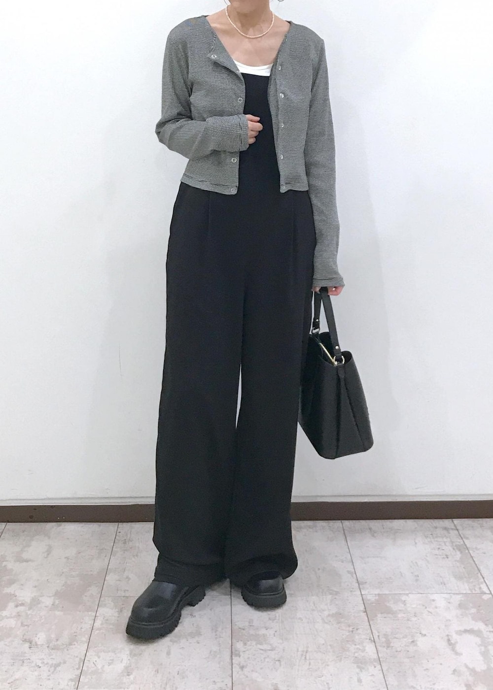 「ハートバッグ、カーディガン、セール、アンサンブル、ブラック、ショルダーバッグ、ショルダー、ハート、ワンハンドル、長袖、ラウンドネック、ワイド、オールインワン、サロペット、オーバーオール」｜「VISの【洗える】カップ付きバックオープンキャミソール（キャミソール、ホワイト系）」を使った、はっちゃんさん（レディース・159cm）の夏コーディネートの5枚目の写真