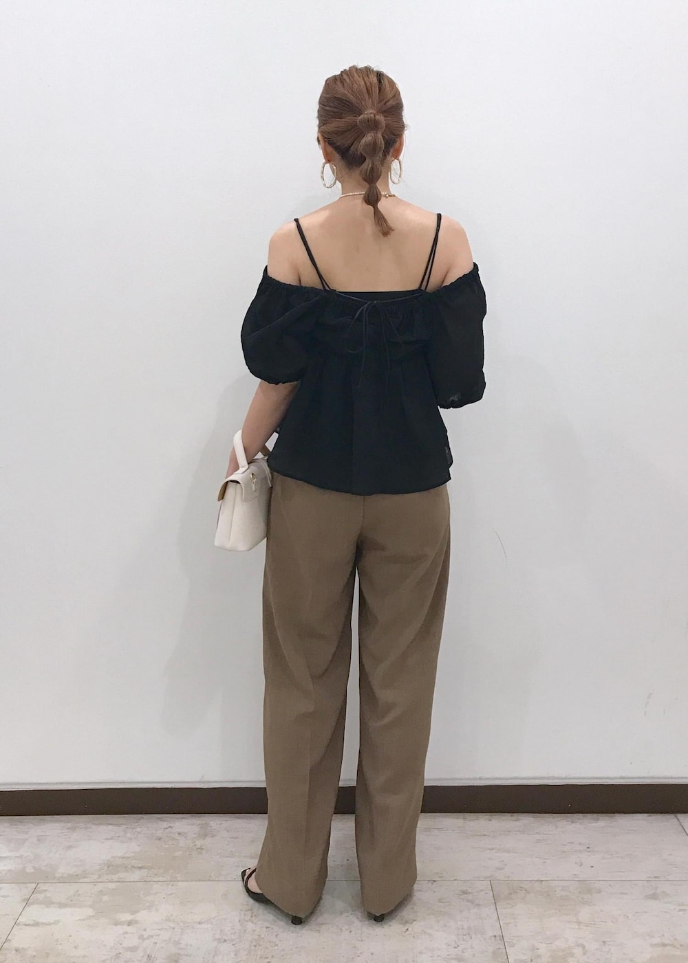 「きれいめカジュアル、夏ファッション、ブラウス、半袖、オフショルダー、ワイド、初夏コーデ、夏コーデ、デートコーデ、お出かけコーデ、旅行コーデ、アウトドアコーデ、女子会コーデ、大人カジュアル、パンツスタイル」｜「VISの【ご好評につき追加生産】【2WAY】ひねり金具ワンハンドルミニショルダーバッグ（ショルダーバッグ、ホワイト系）」を使った、はっちゃんさん（レディース・159cm）の夏コーディネートの3枚目の写真