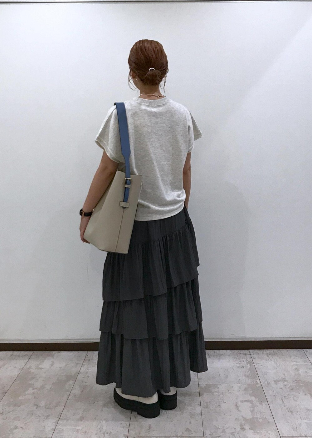 「厚底、ロゴ、プリント、無地、ベージュ、トートバッグ、プルオーバー、クルーネック、ロング、ティアード、ティアードスカート、初秋コーデ、秋コーデ、デートコーデ、お出かけコーデ」｜「VISの【新色追加/追加生産】リバーシブルハンドルワンショルダーバッグ【A4対応】（ショルダーバッグ、ベージュ系）」を使った、はっちゃんさん（レディース・159cm）の夏コーディネートの3枚目の写真