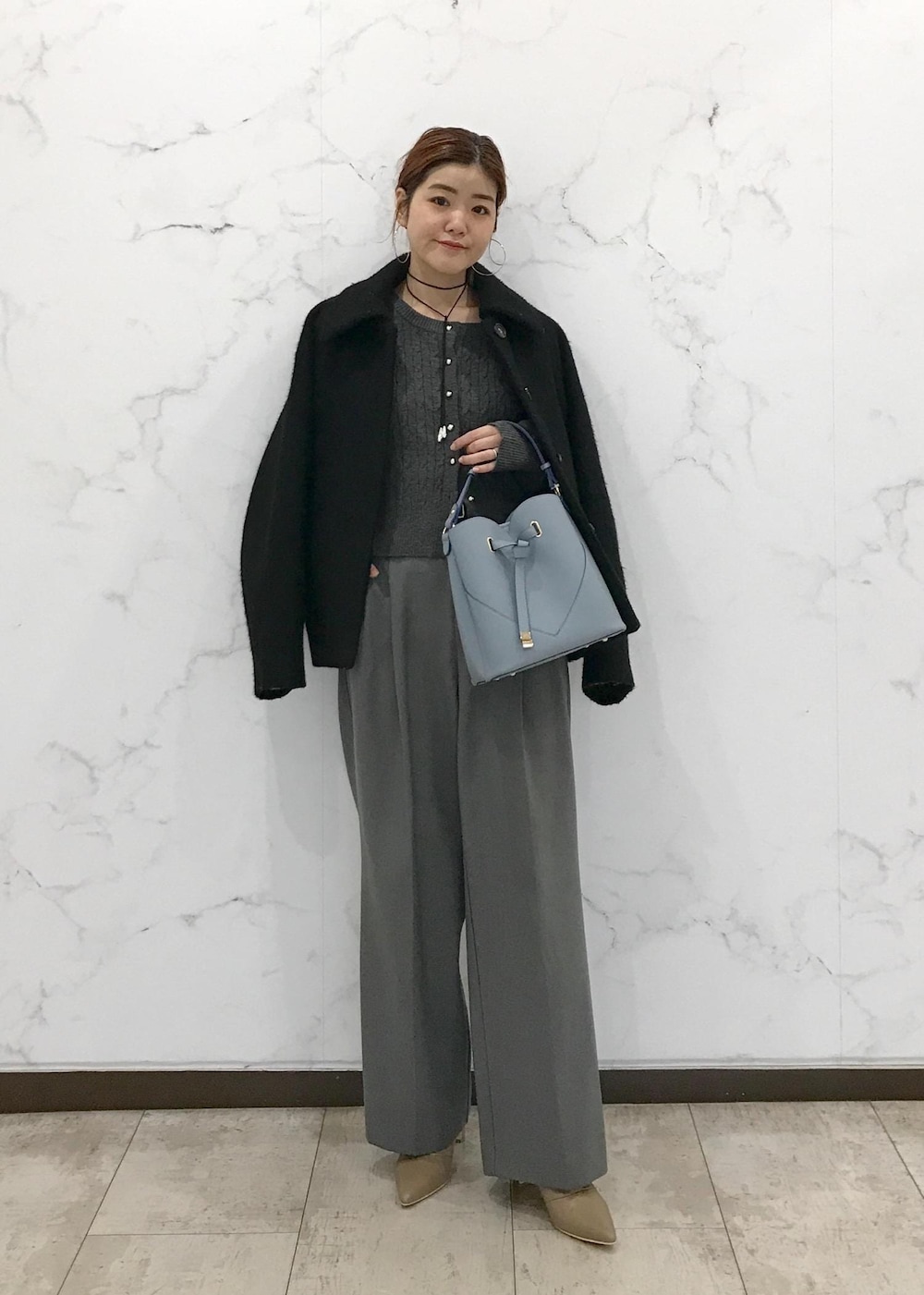 「きれいめカジュアル、ケーブルニット、冬アウター、ワイドパンツ、グレー、ブルー、ベージュ、ブラック、Wcoat_pickup、Wshoes_pickup、初春コーデ、初冬コーデ、冬コーデ、お仕事コーデ、授業参観日コーデ」｜「VISのメタルポイントラリエット（ネックレス、シルバー系）」を使った、はっちゃんさん（レディース・159cm）の冬コーディネートの5枚目の写真