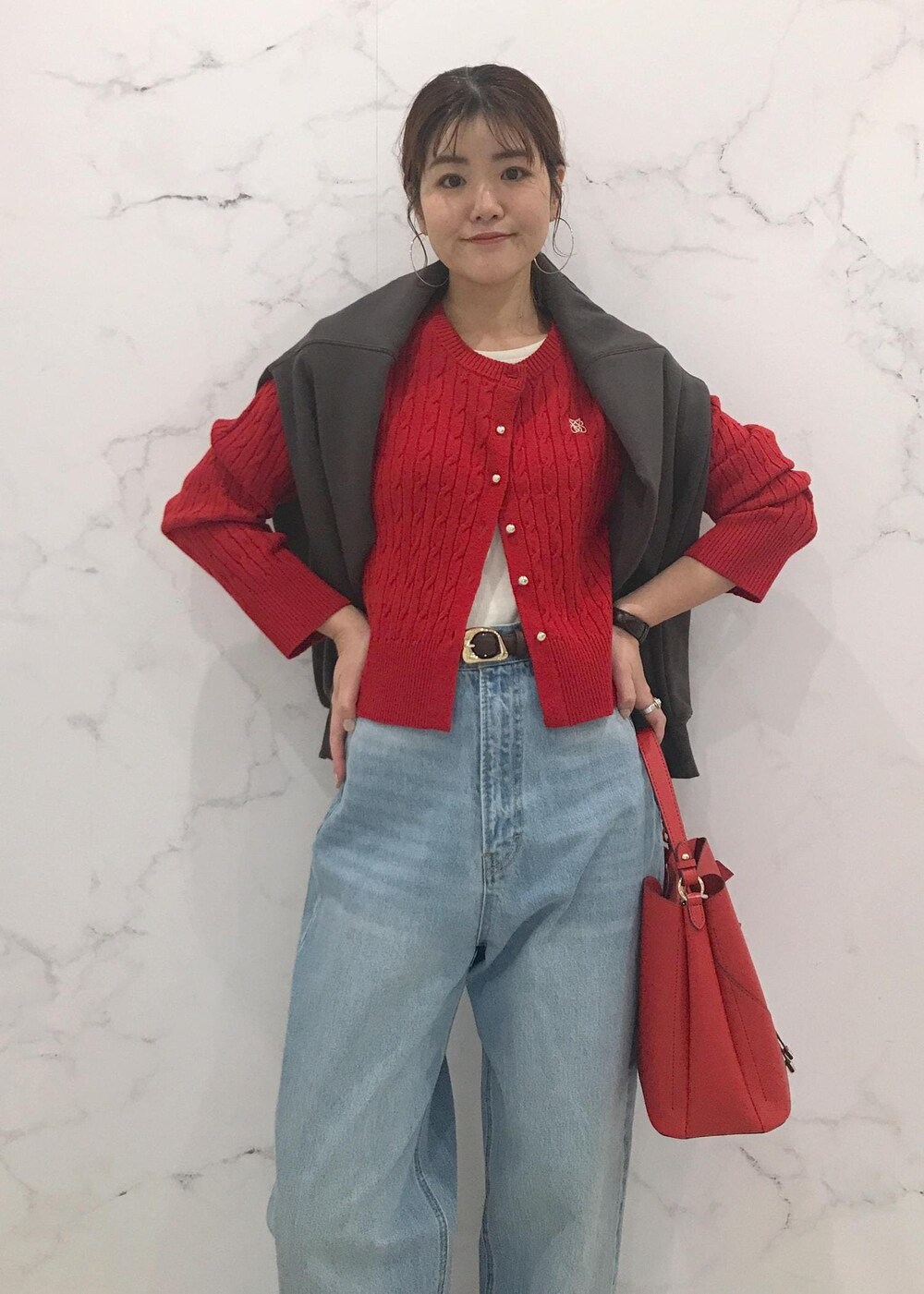 「きれいめカジュアル、デニム、スウェット、カーディガン、初春コーデ、秋コーデ、冬コーデ、お仕事コーデ、大人カジュアル、旅行、女子会、おでかけコーデ、デートコーデ、デニムパンツ、赤」｜「Juzeの【ご好評につき追加生産】ビッグリボンパンプス（パンプス、ブラック系）」を使った、はっちゃんさん（レディース・159cm）の冬コーディネートの7枚目の写真