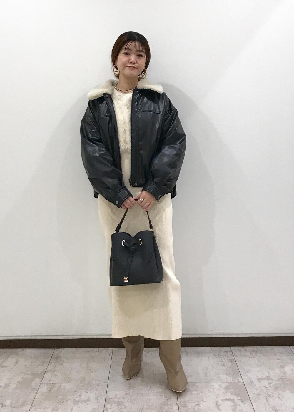 「ホワイトコーデ、忘年会、ニットワンピース、ロングブーツ、パール、ピアス、ホワイト、ブラック、ベージュ、ゴールド、初冬コーデ、冬コーデ、デートコーデ、お出かけコーデ、旅行コーデ」｜「VISのオーバルメタルフープピアス（ピアス（両耳用）、ゴールド系）」を使った、はっちゃんさん（レディース・159cm）の冬コーディネートの10枚目の写真