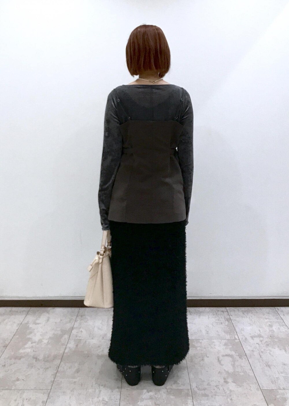 「ブラウン、フェザー、ストラップ、メリージェーン、スタッズ、ベージュ、レザーバッグ、ショルダー、ワンハンドル、グレー、プルオーバー、カットソー、クルーネック、ボタン、ブラック」｜「Juzeのスタッズメリージェーン（バレエシューズ、ブラック系）」を使った、はっちゃんさん（レディース・159cm）の秋コーディネートの4枚目の写真