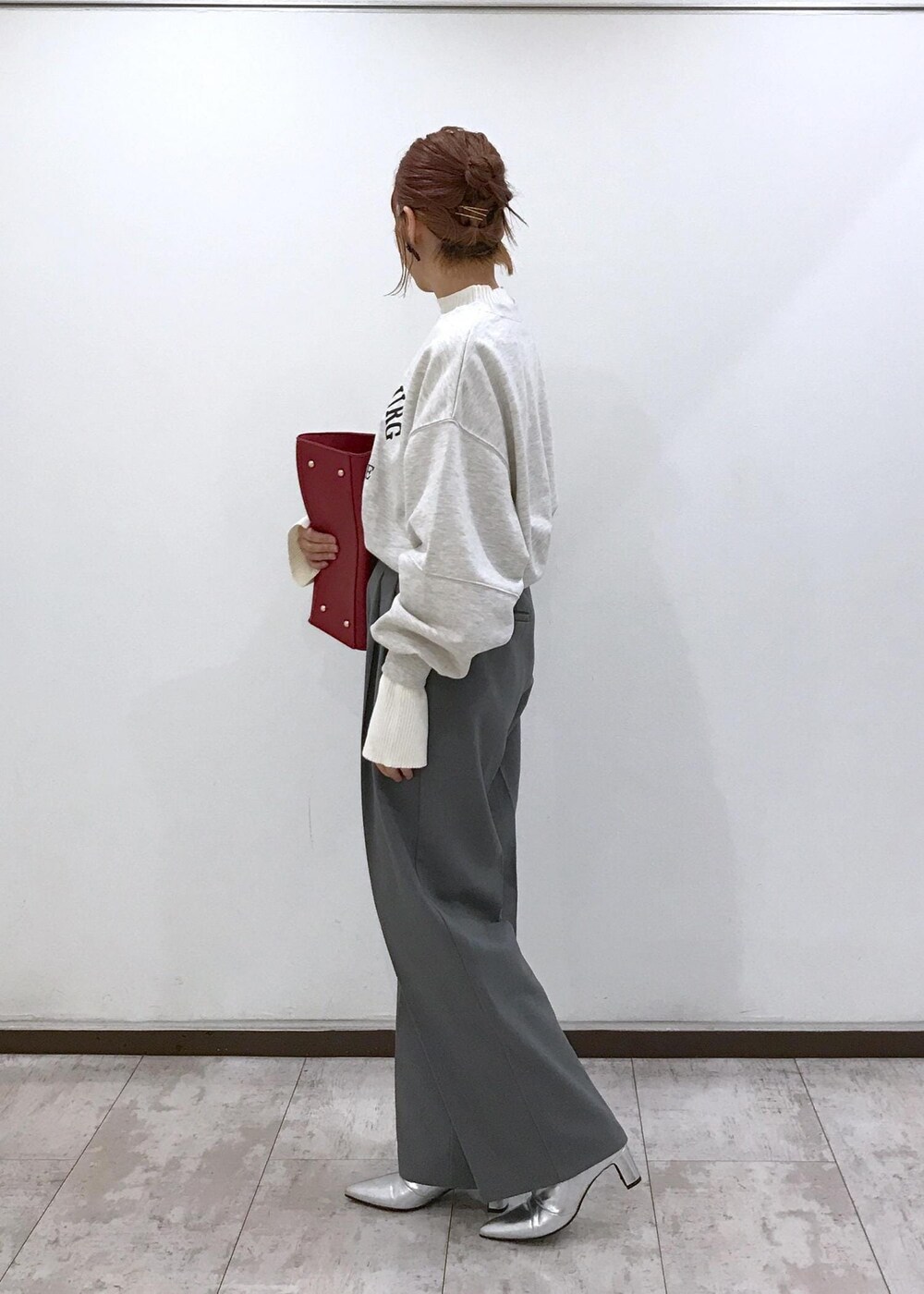 「シルバー、ロングブーツ、ホワイト、プルオーバー、長袖、レッド、クルーネック、プリント、ハイネック、グレー、ワイド、十分丈、ハイウエスト、タック、ストレート」｜「VISのビーズリボンピアス（ピアス（両耳用）、ブラック系）」を使った、はっちゃんさん（レディース・159cm）の秋コーディネートの2枚目の写真