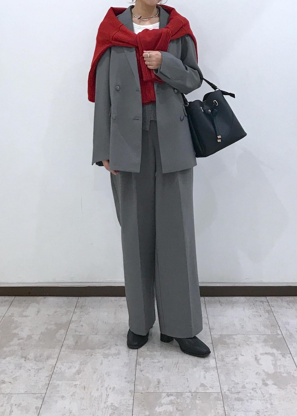 「グレー、ジャケット、ワイドパンツ、センタープレス、レッド、ニット、サイドスリット、ビスチェ、ブラック、ハートバッグ、ショートブーツ、ヒール、リボン、初秋コーデ、秋コーデ」｜「Juzeのストレッチヒールショートブーツ（ブーツ、ブラック系）」を使った、はっちゃんさん（レディース・159cm）の秋コーディネートの10枚目の写真