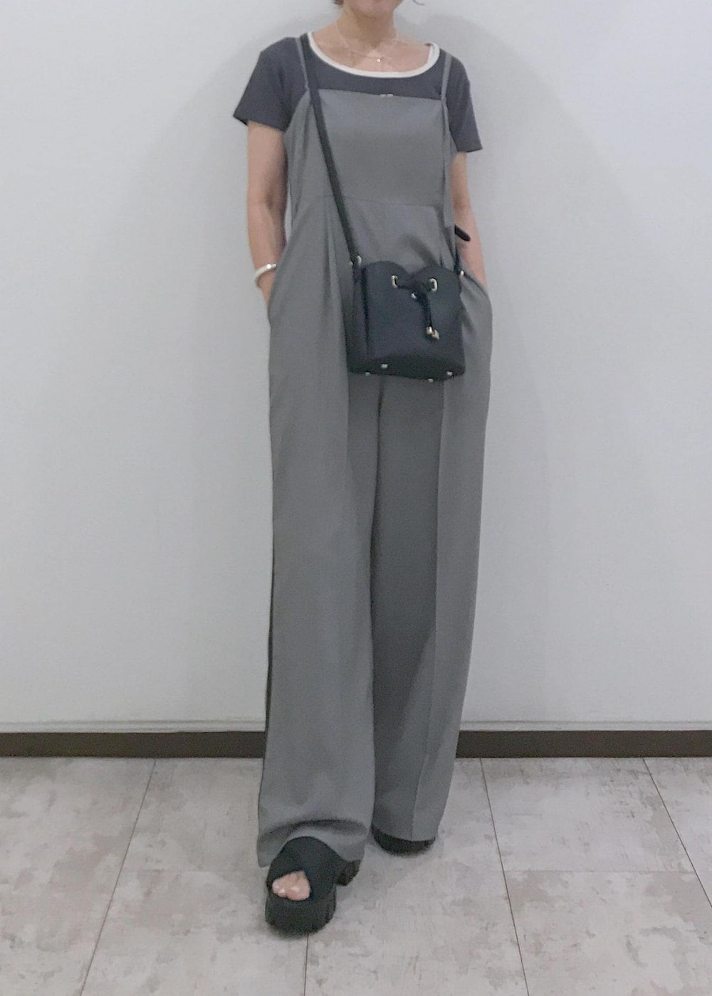 「ブラック、ミニ、ポシェット、グレー、ワイド、オールインワン、サロペット、パンツ、ハイウエスト、センタープレス、厚底、夏コーデ、初秋コーデ、デートコーデ、お出かけコーデ」｜「VISの【洗える】カップ付きバックオープンキャミソール（キャミソール、ホワイト系）」を使った、はっちゃんさん（レディース・159cm）の夏コーディネートの6枚目の写真