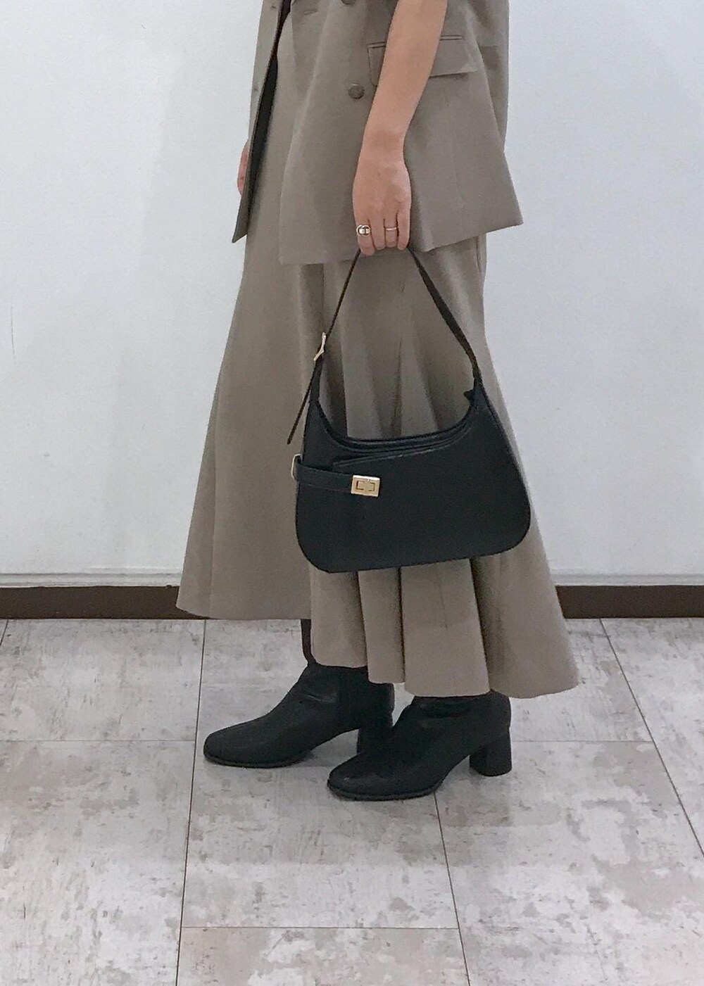 「ジャケット、羽織り、マーメイドスカート、ワンハンドル、ショートブーツ、ヒール、ベージュ、ホワイト、ブラック、初秋コーデ、秋コーデ、初冬コーデ、お仕事コーデ、デートコーデ、お出かけコーデ」｜「VISの【洗える】カップ付きバックオープンキャミソール（キャミソール、ホワイト系）」を使った、はっちゃんさん（レディース・159cm）の秋コーディネートの8枚目の写真