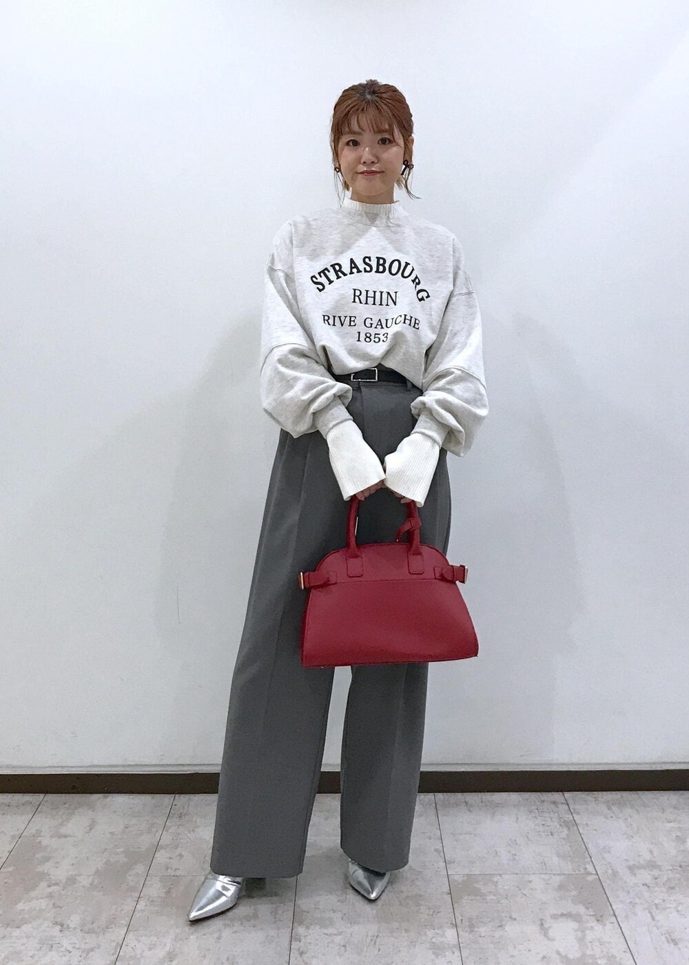 「シルバー、ロングブーツ、ホワイト、プルオーバー、長袖、レッド、クルーネック、プリント、ハイネック、グレー、ワイド、十分丈、ハイウエスト、タック、ストレート」｜「VISのビーズリボンピアス（ピアス（両耳用）、ブラック系）」を使った、はっちゃんさん（レディース・159cm）の秋コーディネートの8枚目の写真