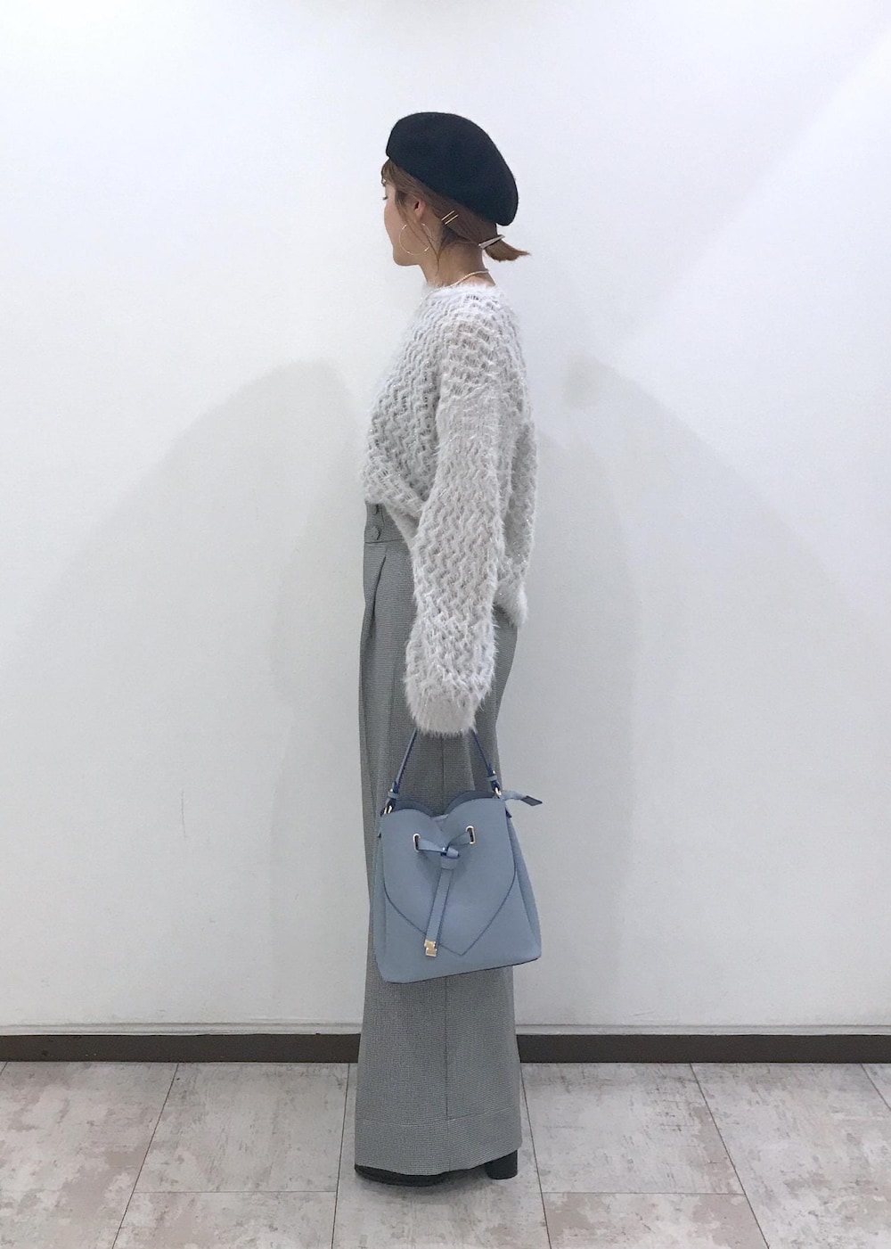 「ニット、ワイドパンツ、ベレー帽、ハートバッグ、ショートブーツ、ハイウエスト、グレー、ライトグレー、ブラック、サックス、初秋コーデ、秋コーデ、初冬コーデ、冬コーデ、お仕事コーデ」｜「VISのベーシックウールベレー帽（ハンチング/ベレー帽、ブラック系）」を使った、はっちゃんさん（レディース・159cm）の秋コーディネートの3枚目の写真