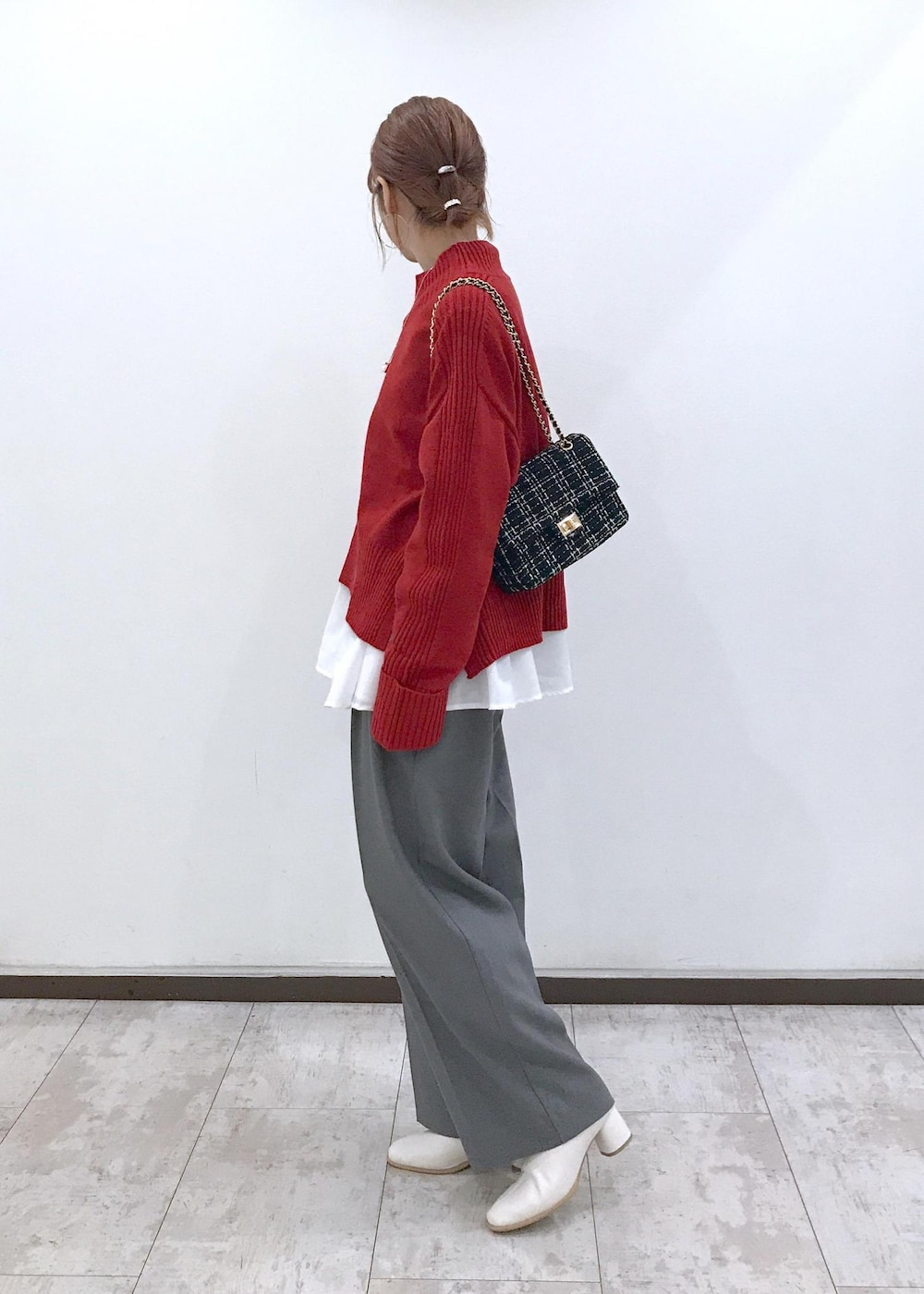 ホワイト系のブーツ、ホワイト系のシャツ/ブラウス、レッド系のニット/セーターを着用したレディースの秋コーディネートの3枚目の写真