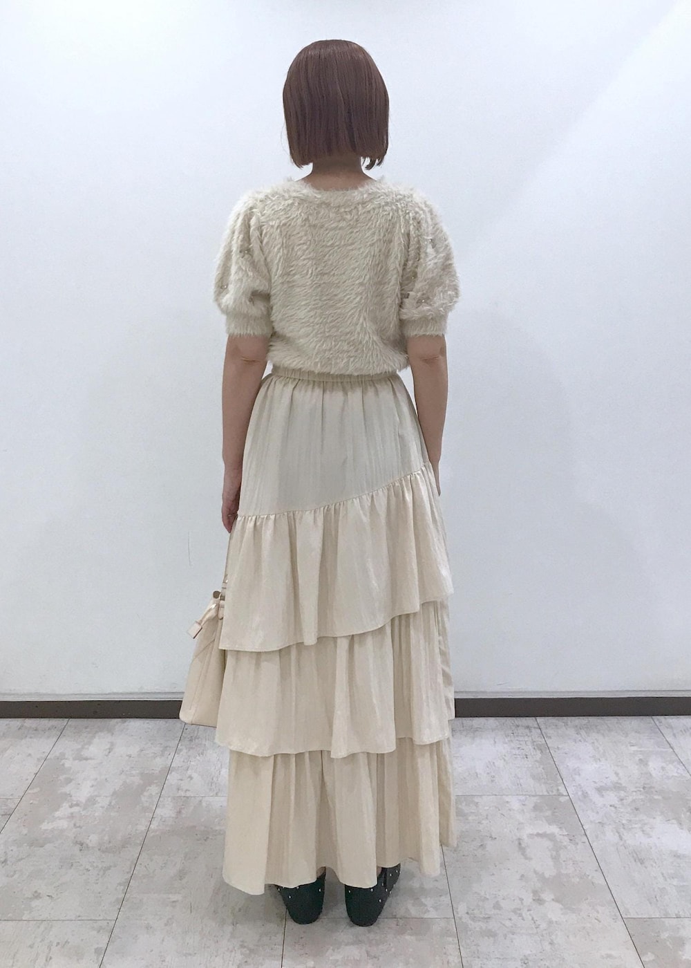 「ワンハンドル、ハートバッグ、スタッズ、メリージェーン、ベージュ、プルオーバー、ニット、半袖、クルーネック、アイボリー、パフスリーブ、ロング、ティアード、ティアードスカート、ブラック」｜「Juzeのスタッズメリージェーン（バレエシューズ、ブラック系）」を使った、はっちゃんさん（レディース・159cm）の秋コーディネートの4枚目の写真