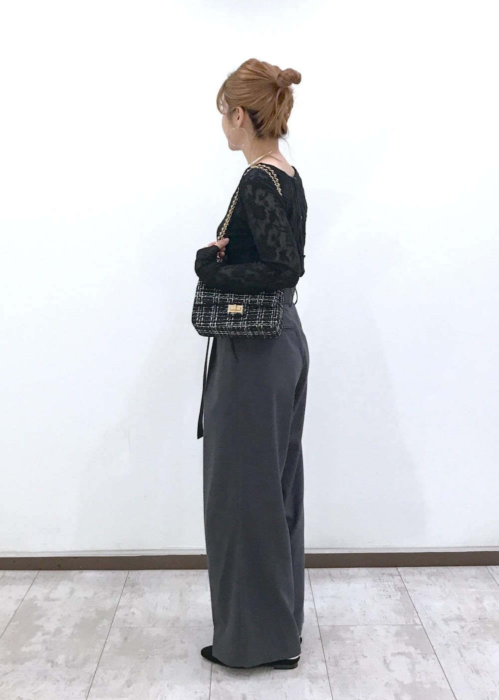 「ブラック、ハンドバッグ、チェーン、チェーンバッグ、長袖、クルーネック、レース、グレー、ワイド、ベルト、十分丈、ハイウエスト、タック、初秋コーデ、秋コーデ」｜「VISの【洗える】ダブルストラップ短丈カップ付きキャミソール（キャミソール、ブラック系）」を使った、はっちゃんさん（レディース・159cm）の秋コーディネートの2枚目の写真