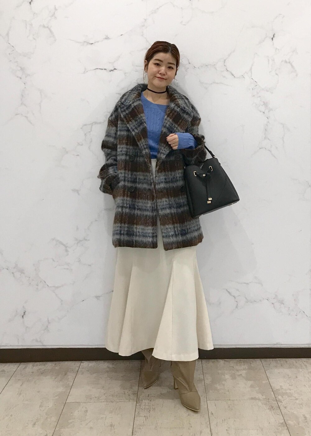 「きれいめカジュアル、ケーブルニット、マーメイドスカート、Pコート、ワンハンドルバッグ、ワンハンドル、ロングブーツ、サックス、ベージュ、ホワイト、ブラック、初春コーデ、初冬コーデ、冬コーデ、お仕事コーデ」｜「VISのメタルポイントラリエット（ネックレス、シルバー系）」を使った、はっちゃんさん（レディース・159cm）の冬コーディネートの9枚目の写真