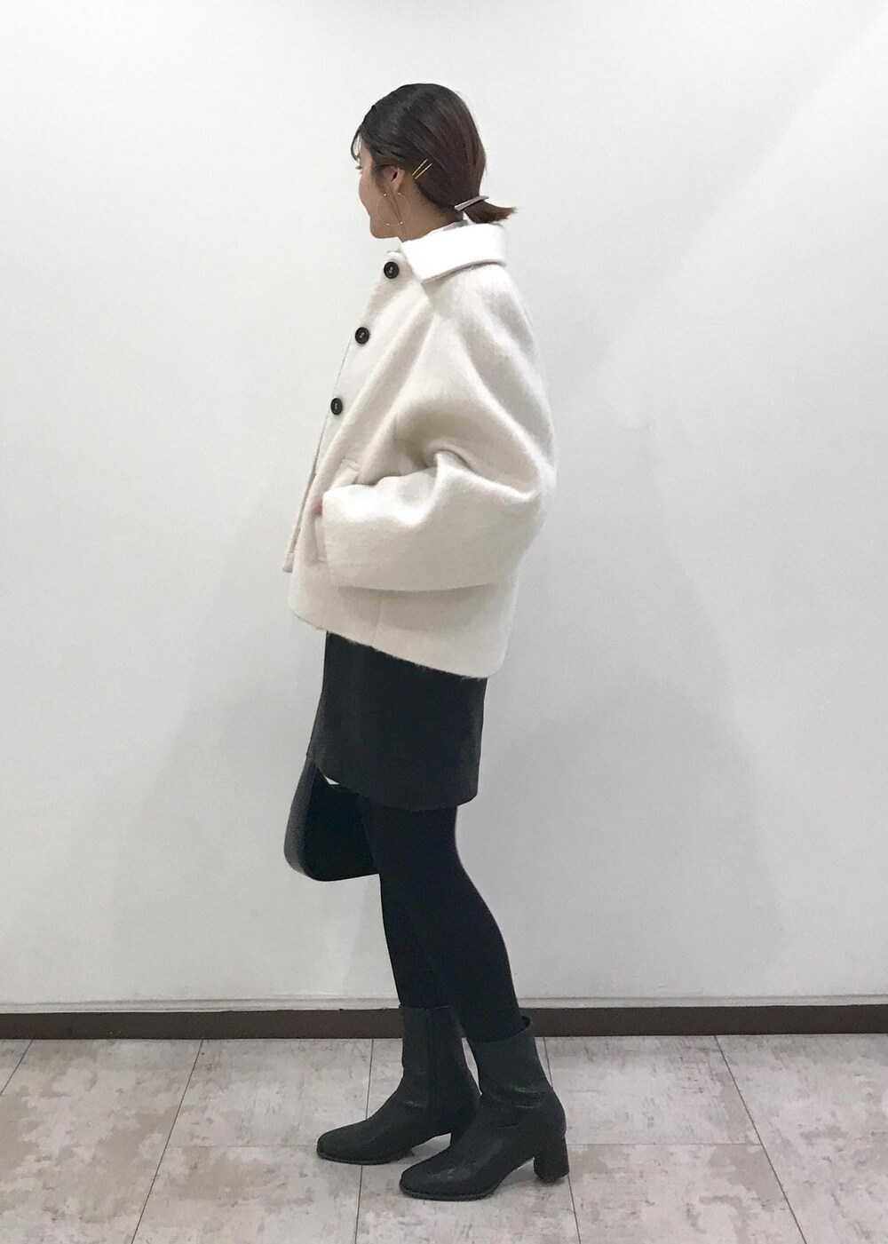 「コート、ショートコート、ロゴニット、ニット、ロゴ、シャーリングシャツ、ミニスカート、ワンハンドルバッグ、ショートブーツ、レイヤードコーデ、秋コーデ、初冬コーデ、冬コーデ、お仕事コーデ、デートコーデ」｜「Juzeのストレッチヒールショートブーツ（ブーツ、ブラック系）」を使った、はっちゃんさん（レディース・159cm）の冬コーディネートの3枚目の写真