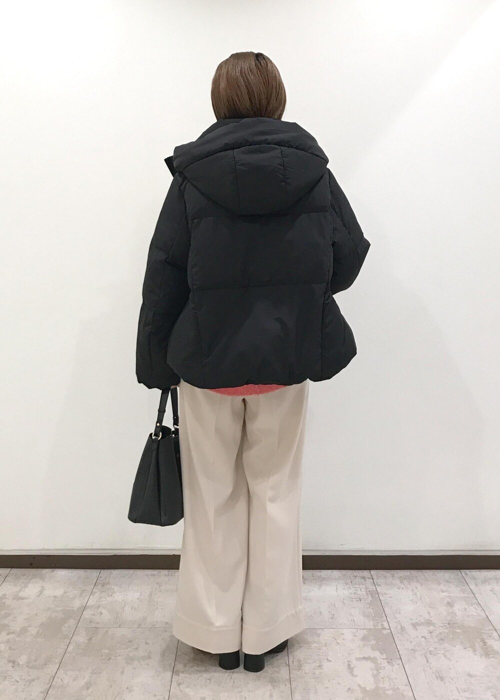「ダウンジャケット、ニット、ワイドパンツ、ハートバッグ、ショートブーツ、ピアス、ブラック、レッド、ホワイト、ゴールド、秋コーデ、初冬コーデ、冬コーデ、お仕事コーデ、デートコーデ」｜「VISのオーバルメタルフープピアス（ピアス（両耳用）、ゴールド系）」を使った、はっちゃんさん（レディース・159cm）の冬コーディネートの3枚目の写真
