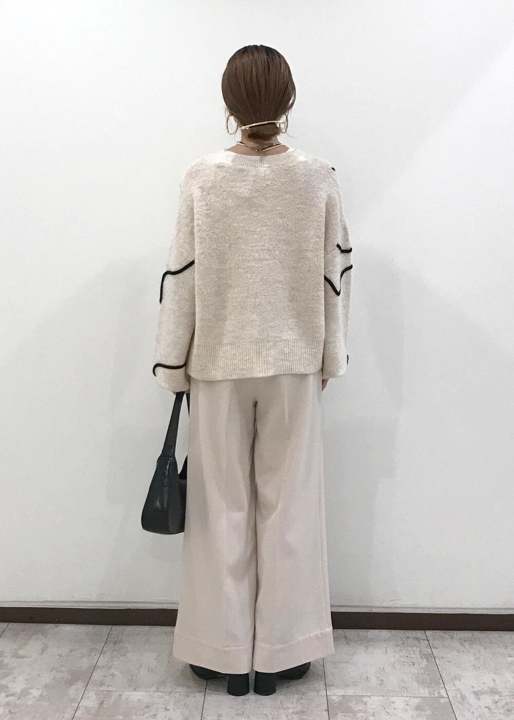 「きれいめカジュアル、忘年会、ホワイトコーデ、ニット、ワイドパンツ、ワンハンドルバッグ、ショートブーツ、リボン、パール、ボア、ホワイト、ブラック、ブラウン、秋コーデ、初冬コーデ」｜「VISのオーバルメタルフープピアス（ピアス（両耳用）、ゴールド系）」を使った、はっちゃんさん（レディース・159cm）の冬コーディネートの3枚目の写真