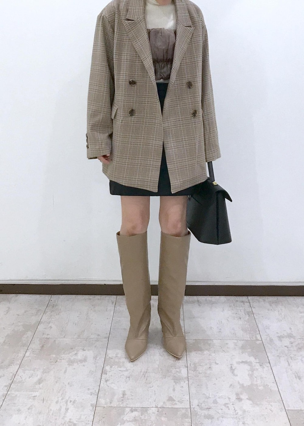 「WMトップス_pickup、W雑貨_pickup、ベージュ、長袖、ロング、ジャケット、チェック、ポケット、ボタン、ロング丈、テーラード、ダブルボタン、ブラック、膝丈、レザー」｜「Juzeのワイドロングブーツ（ブーツ、ベージュ系）」を使った、はっちゃんさん（レディース・159cm）の秋コーディネートの7枚目の写真