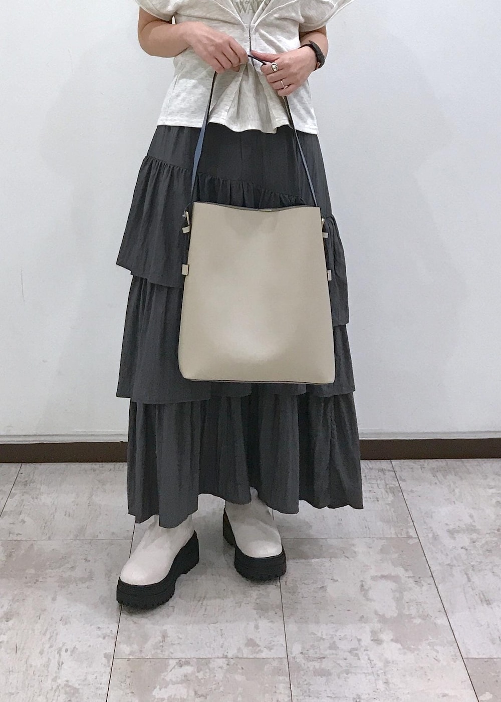 「厚底、ロゴ、プリント、無地、ベージュ、トートバッグ、プルオーバー、クルーネック、ロング、ティアード、ティアードスカート、初秋コーデ、秋コーデ、デートコーデ、お出かけコーデ」｜「VISの【新色追加/追加生産】リバーシブルハンドルワンショルダーバッグ【A4対応】（ショルダーバッグ、ベージュ系）」を使った、はっちゃんさん（レディース・159cm）の夏コーディネートの8枚目の写真