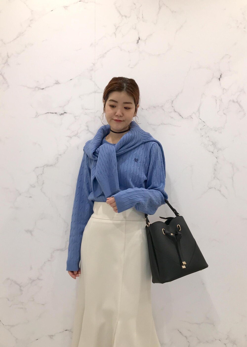 「きれいめカジュアル、ケーブルニット、マーメイドスカート、Pコート、ワンハンドルバッグ、ワンハンドル、ロングブーツ、サックス、ベージュ、ホワイト、ブラック、初春コーデ、初冬コーデ、冬コーデ、お仕事コーデ」｜「VISのメタルポイントラリエット（ネックレス、シルバー系）」を使った、はっちゃんさん（レディース・159cm）の冬コーディネートの6枚目の写真