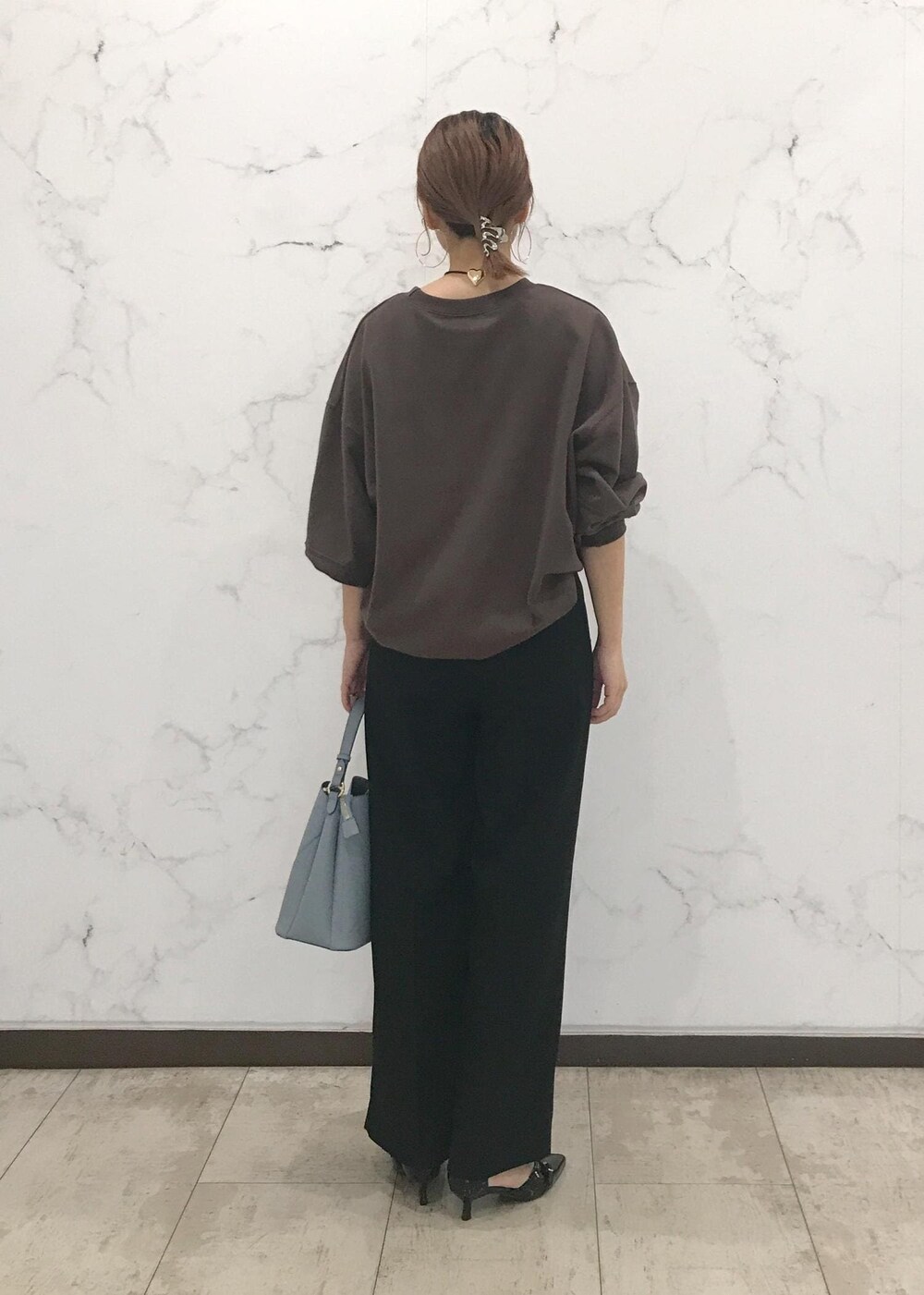 「きれいめカジュアル、スウェット、初春コーデ、春コーデ、授業参観日コーデ、デートコーデ、お出かけコーデ、旅行コーデ、女子会コーデ、大人カジュアル、パンツスタイル、体型カバー、カジュアルコーデ、シンプルコーデ、ベーシック」｜「VISのニュアンスハートチョーカー（チョーカー、ゴールド系）」を使った、はっちゃんさん（レディース・159cm）の冬コーディネートの4枚目の写真