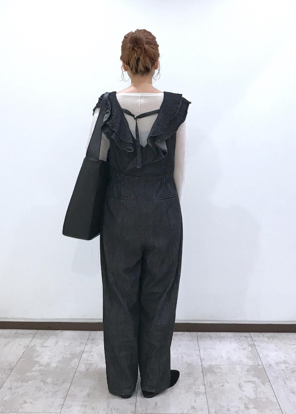 「ベロア、シアーベロア、シアーベロアロンT、ブラック、ホワイト、長袖、カットソー、パンツ、ワイド、十分丈、オールインワン、サロペット、オーバーオール、初秋コーデ、秋コーデ」｜「VISの【洗える】カップ付きバックオープンキャミソール（キャミソール、ブラック系）」を使った、はっちゃんさん（レディース・159cm）の秋コーディネートの3枚目の写真