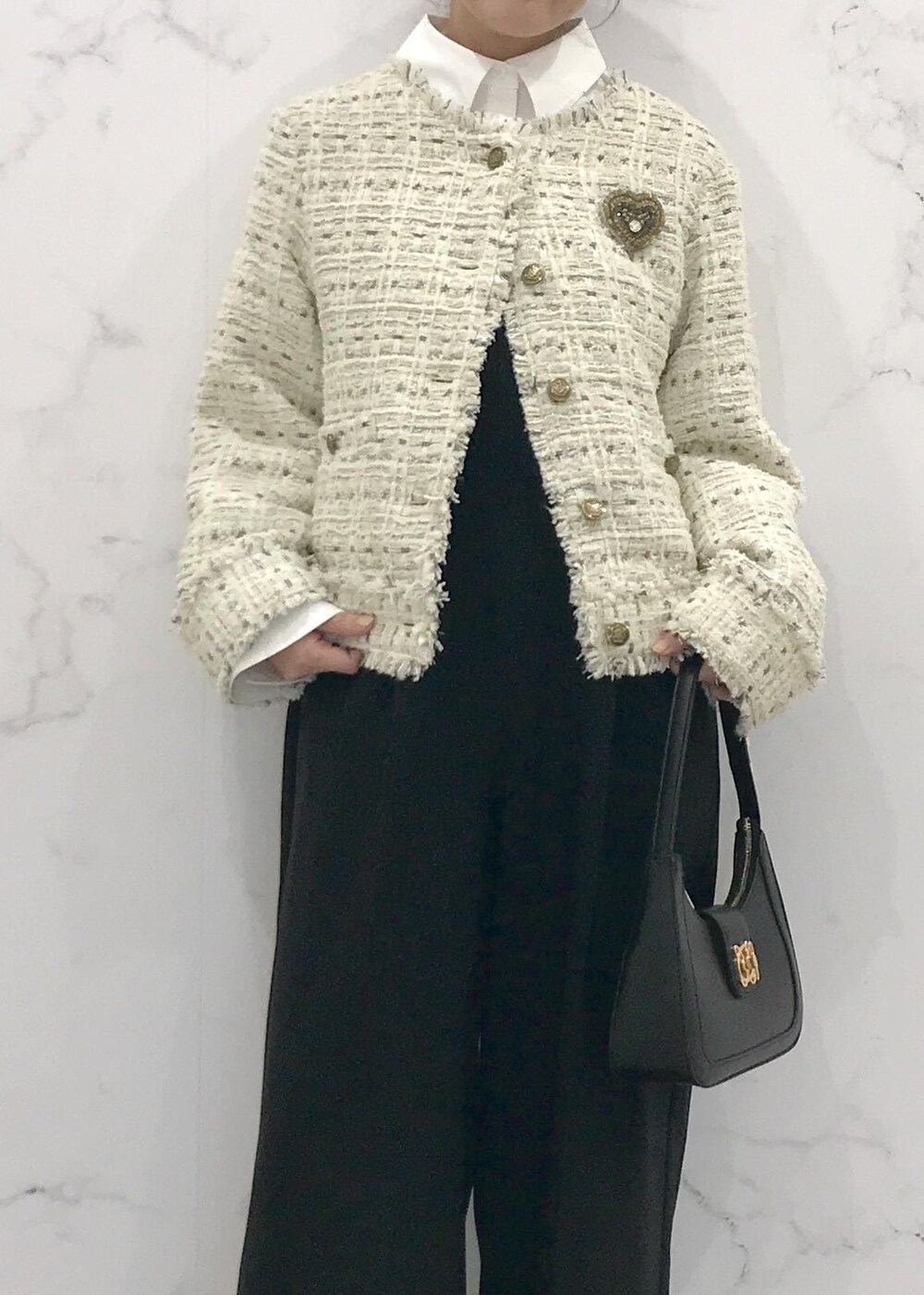「セレモニー、ハレの日、初春コーデ、春コーデ、お仕事コーデ、セレモニーコーデ、卒業式コーデ、卒園式コーデ、入学式コーデ、入園式コーデ、パンツスタイル、体型カバー、ワントーンコーデ、モノトーンコーデ、シンプルコーデ」｜「VISの【新色追加】ハンドルリボンワンショルダーバッグ（ハンドバッグ、ブラック系）」を使った、はっちゃんさん（レディース・159cm）の冬コーディネートの6枚目の写真