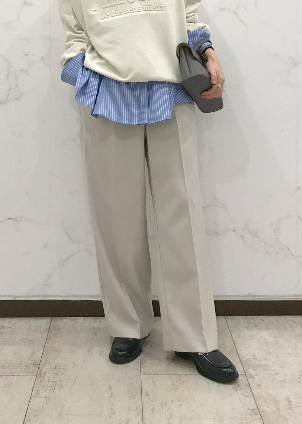 「スウェットコーデ、プレッピー、初春コーデ、春コーデ、デートコーデ、お出かけコーデ、旅行コーデ、女子会コーデ、大人カジュアル、パンツスタイル、体型カバー、カジュアルコーデ、VIS、ウェーブ、イエベ秋」｜「VISの【新色追加】ひねり金具ワンハンドルミニショルダーバッグ【2WAY（ショルダーバッグ、グレー系）」を使った、はっちゃんさん（レディース・159cm）の春コーディネートの9枚目の写真