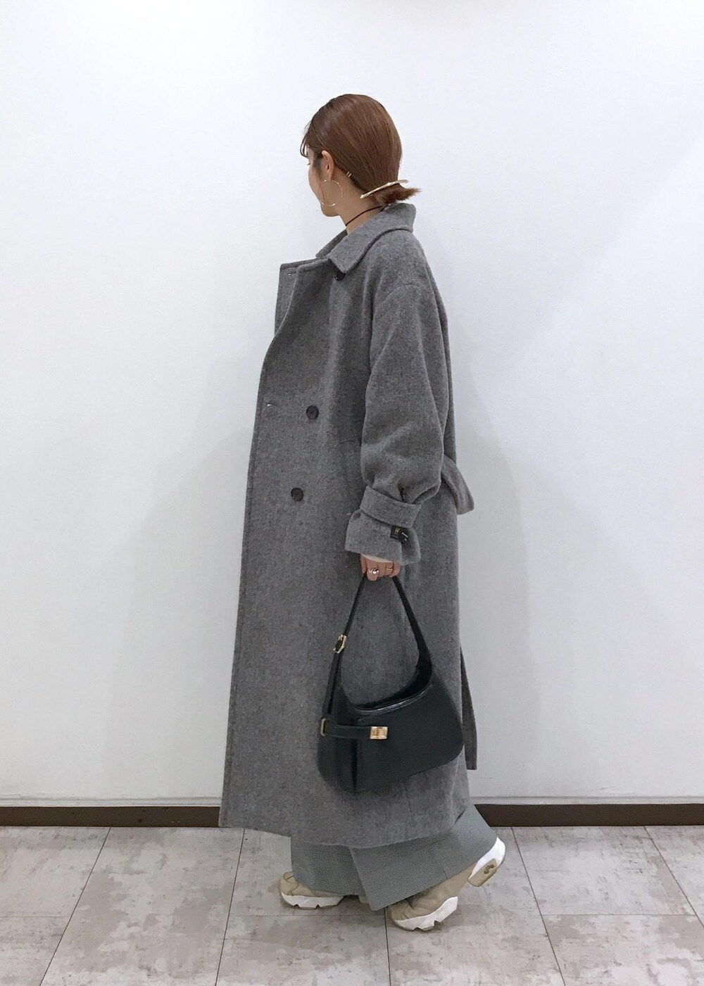 「ロングコート、コート、アウター、ウールコート、ニット、ワイドパンツ、スラックス、ワンハンドルバッグ、ワンハンドル、チョーカー、グレー、ホワイト、ブラック、初秋コーデ、秋コーデ」｜「VISのメタルポイントラリエット（ネックレス、シルバー系）」を使った、はっちゃんさん（レディース・159cm）の秋コーディネートの2枚目の写真