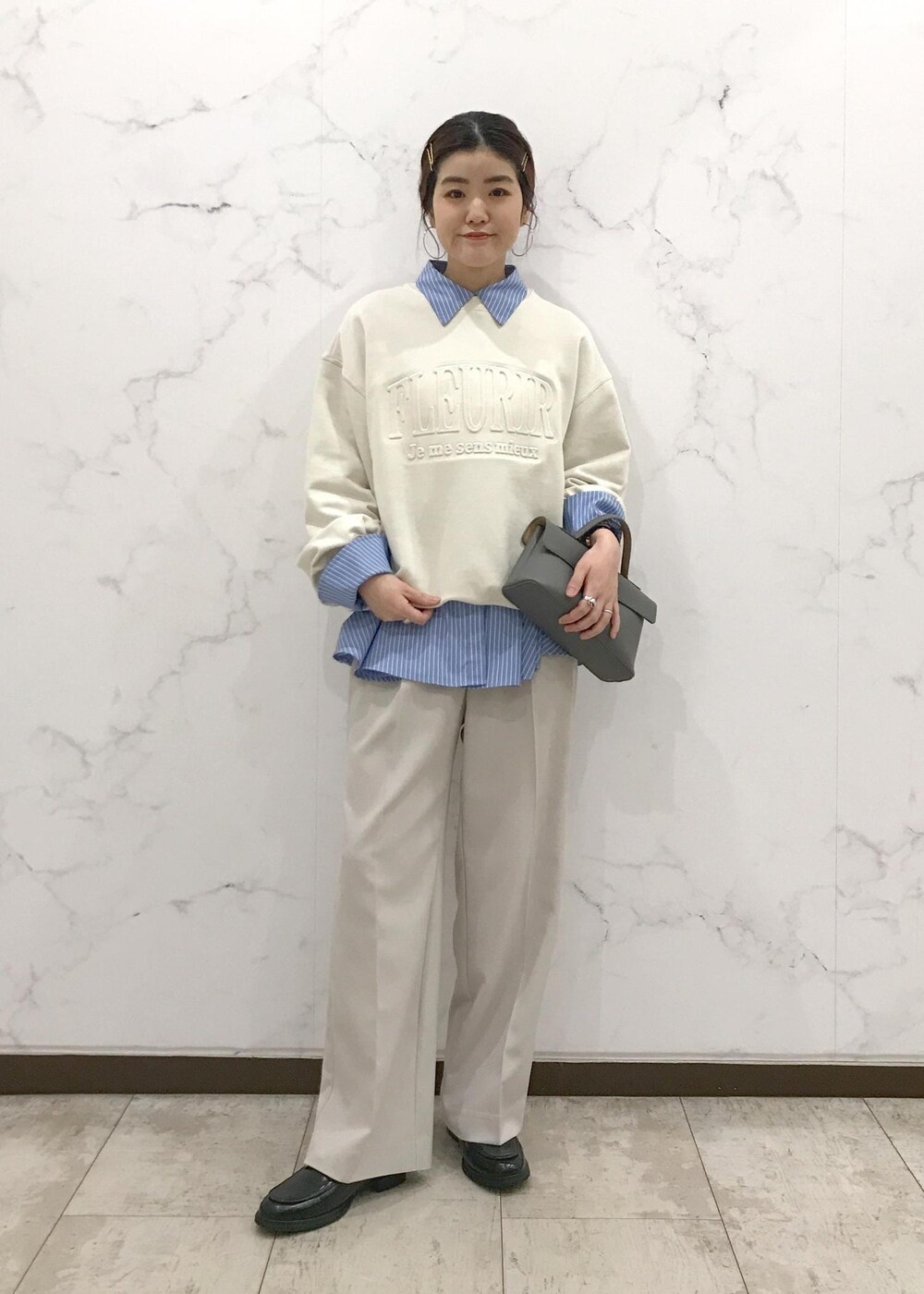 「スウェットコーデ、プレッピー、初春コーデ、春コーデ、デートコーデ、お出かけコーデ、旅行コーデ、女子会コーデ、大人カジュアル、パンツスタイル、体型カバー、カジュアルコーデ、VIS、ウェーブ、イエベ秋」｜「VISの【新色追加】ひねり金具ワンハンドルミニショルダーバッグ【2WAY（ショルダーバッグ、グレー系）」を使った、はっちゃんさん（レディース・159cm）の春コーディネートの5枚目の写真