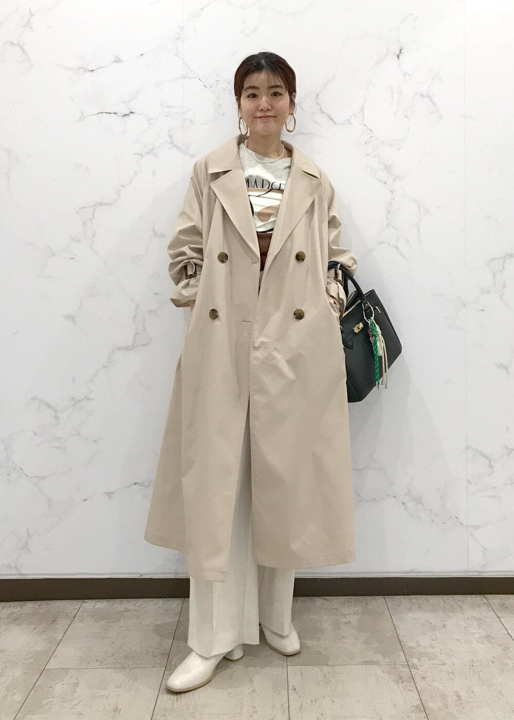 「きれいめカジュアル、トレンチ、初春コーデ、春コーデ、お仕事コーデ、授業参観日コーデ、デートコーデ、お出かけコーデ、旅行コーデ、女子会コーデ、大人カジュアル、パンツスタイル、体型カバー、カジュアルコーデ、きれいめコーデ」｜「VISのオーバルメタルフープピアス（ピアス（両耳用）、ゴールド系）」を使った、はっちゃんさん（レディース・159cm）の冬コーディネートの2枚目の写真