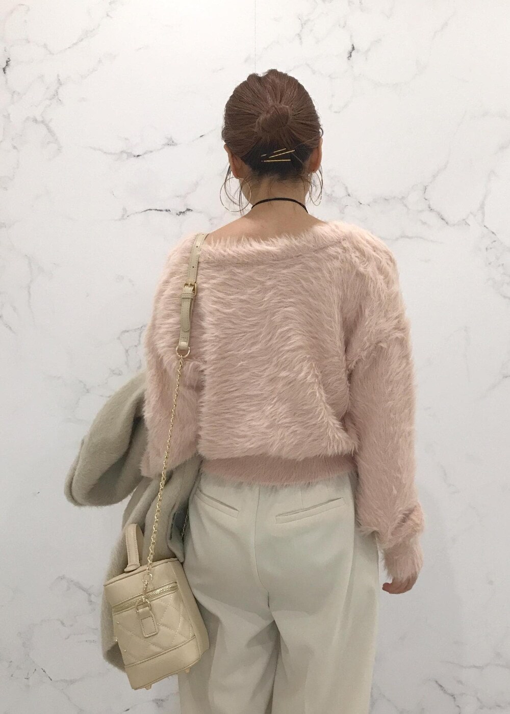 「きれいめカジュアル、ワイドパンツ、チョーカー、ホワイト、ベージュ、ピンク、冬アウター、淡色コーデ、初冬コーデ、冬コーデ、お仕事コーデ、授業参観日コーデ、デートコーデ、お出かけコーデ、旅行コーデ」｜「VISのメタルポイントラリエット（ネックレス、シルバー系）」を使った、はっちゃんさん（レディース・159cm）の冬コーディネートの10枚目の写真