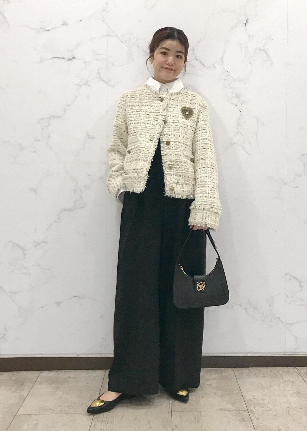 「セレモニー、ハレの日、初春コーデ、春コーデ、お仕事コーデ、セレモニーコーデ、卒業式コーデ、卒園式コーデ、入学式コーデ、入園式コーデ、パンツスタイル、体型カバー、ワントーンコーデ、モノトーンコーデ、シンプルコーデ」｜「VISの【新色追加】ハンドルリボンワンショルダーバッグ（ハンドバッグ、ブラック系）」を使った、はっちゃんさん（レディース・159cm）の冬コーディネートの5枚目の写真