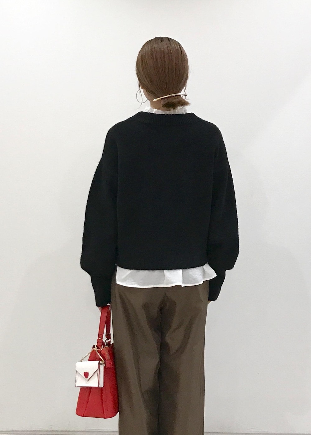 「きれいめカジュアル、ニット、ボウタイ、ワイドパンツ、ハートバッグ、ショートブーツ、ブラック、ホワイト、ブラウン、レッド、秋コーデ、初冬コーデ、冬コーデ、お仕事コーデ、授業参観日コーデ」｜「Juzeのストレッチヒールショートブーツ（ブーツ、ブラック系）」を使った、はっちゃんさん（レディース・159cm）の冬コーディネートの7枚目の写真