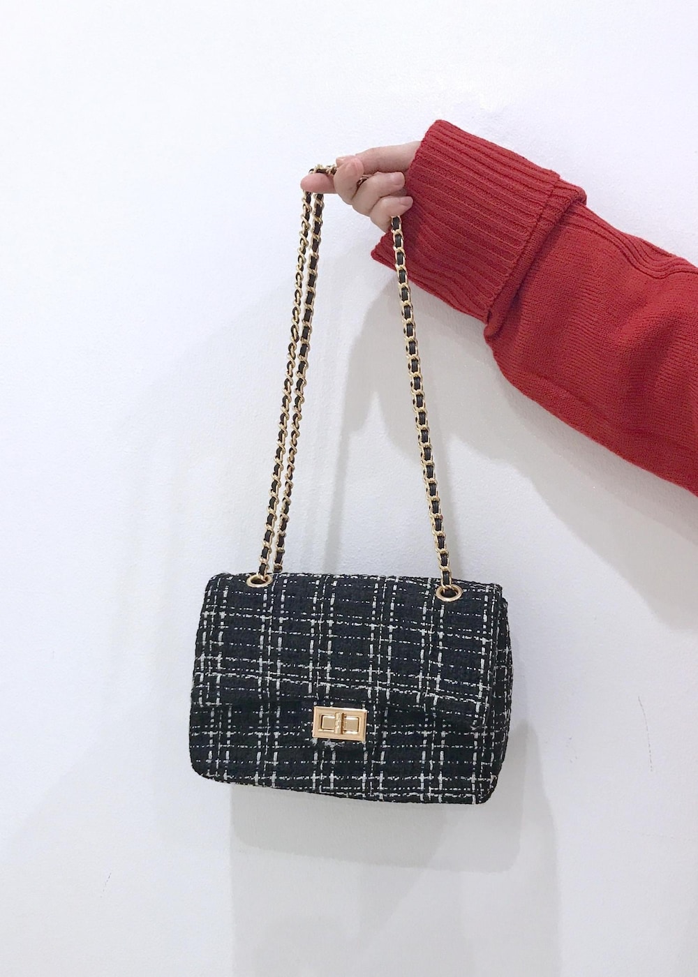 ホワイト系のブーツ、ホワイト系のシャツ/ブラウス、レッド系のニット/セーターを着用したレディースの秋コーディネートの10枚目の写真