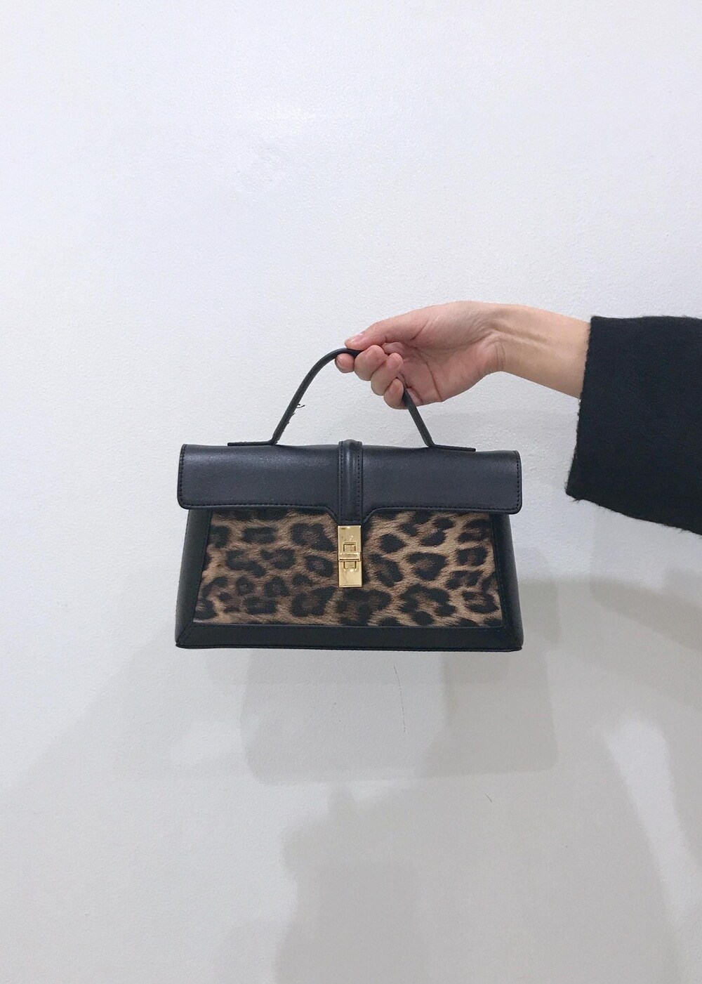 「ショートコート、コート、レイヤードトップス、マーメイドスカート、ミニバッグ、ショートブーツ、ブラック、ホワイト、レオパード、七五三、初秋コーデ、秋コーデ、初冬コーデ、冬コーデ、お仕事コーデ」｜「VISの【2WAY】ひねり金具ワンハンドルミニショルダーバッグ（ショルダーバッグ、その他）」を使った、はっちゃんさん（レディース・159cm）の秋コーディネートの10枚目の写真
