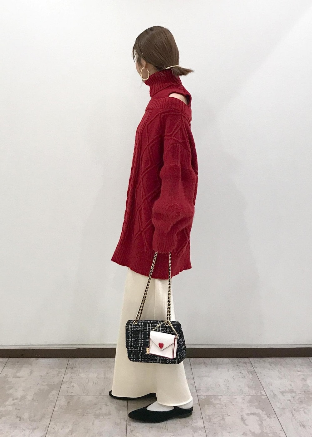 「ニットワンピース、タートルネック、ロングスカート、チェーンバッグ、ハートカットバッグ、ニット、秋コーデ、初冬コーデ、冬コーデ、デートコーデ、お出かけコーデ、旅行コーデ、クリスマスコーデ、お正月・初詣コーデ、女子会コーデ」｜「VISのオーバルメタルフープピアス（ピアス（両耳用）、ゴールド系）」を使った、はっちゃんさん（レディース・159cm）の秋コーディネートの2枚目の写真