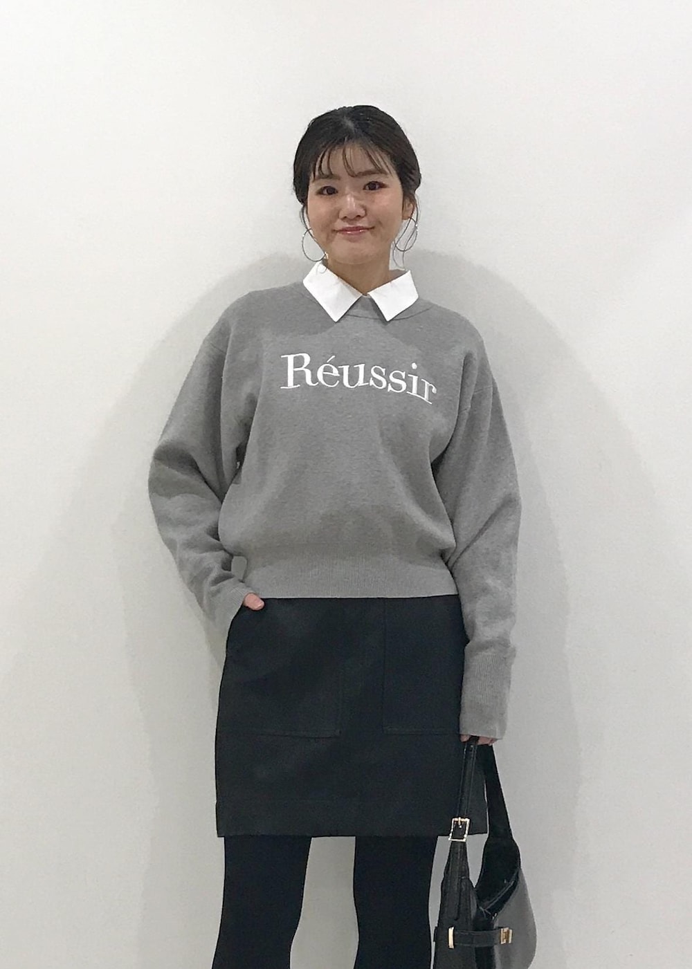 「ロゴニット、ニット、ロゴ、シャツ、シャーリング、ミニスカート、ミニスカ、ワンハンドルバッグ、ワンハンドル、ショートブーツ、グレー、ホワイト、ブラック、モノトーン、初秋コーデ」｜「VISのヴィンテージライク合皮ミニスカート（スカート、ブラック系）」を使った、はっちゃんさん（レディース・159cm）の秋コーディネートの6枚目の写真