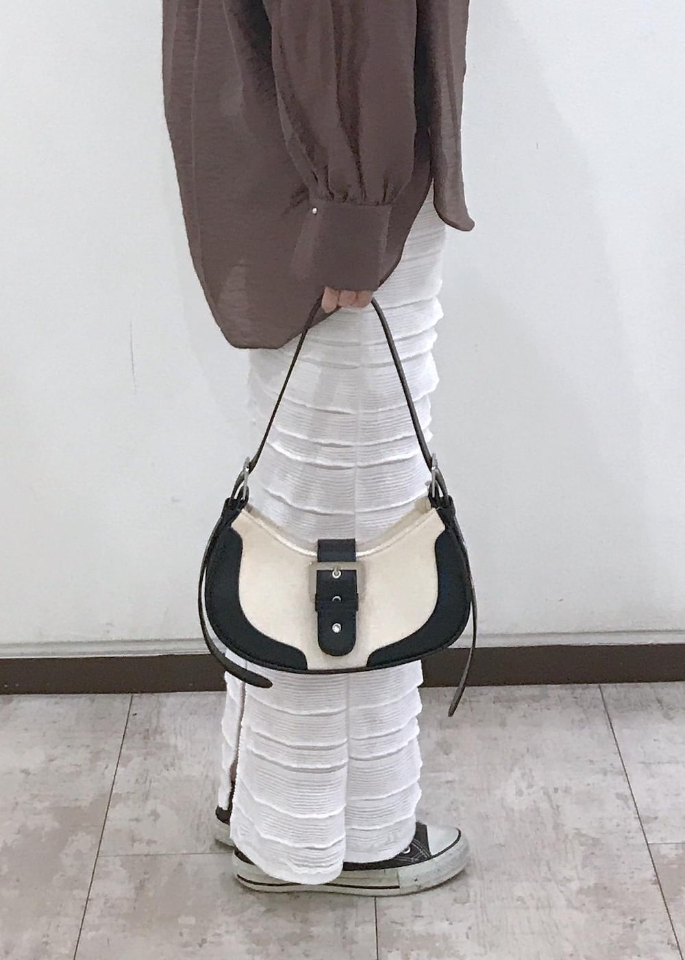 「ワンハンドル、ワンハンドルバッグ、セール、sale、バンドT、ブラウン、長袖、シャツ、オーバーサイズ、襟、ロング、タイトスカート、スリット、マキシ、初秋コーデ」｜「VISのステンレスデザインチェーンネックレス（ネックレス、ゴールド系）」を使った、はっちゃんさん（レディース・159cm）の夏コーディネートの6枚目の写真