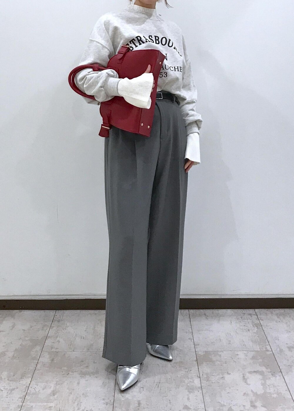 「シルバー、ロングブーツ、ホワイト、プルオーバー、長袖、レッド、クルーネック、プリント、ハイネック、グレー、ワイド、十分丈、ハイウエスト、タック、ストレート」｜「VISのビーズリボンピアス（ピアス（両耳用）、ブラック系）」を使った、はっちゃんさん（レディース・159cm）の秋コーディネートの10枚目の写真