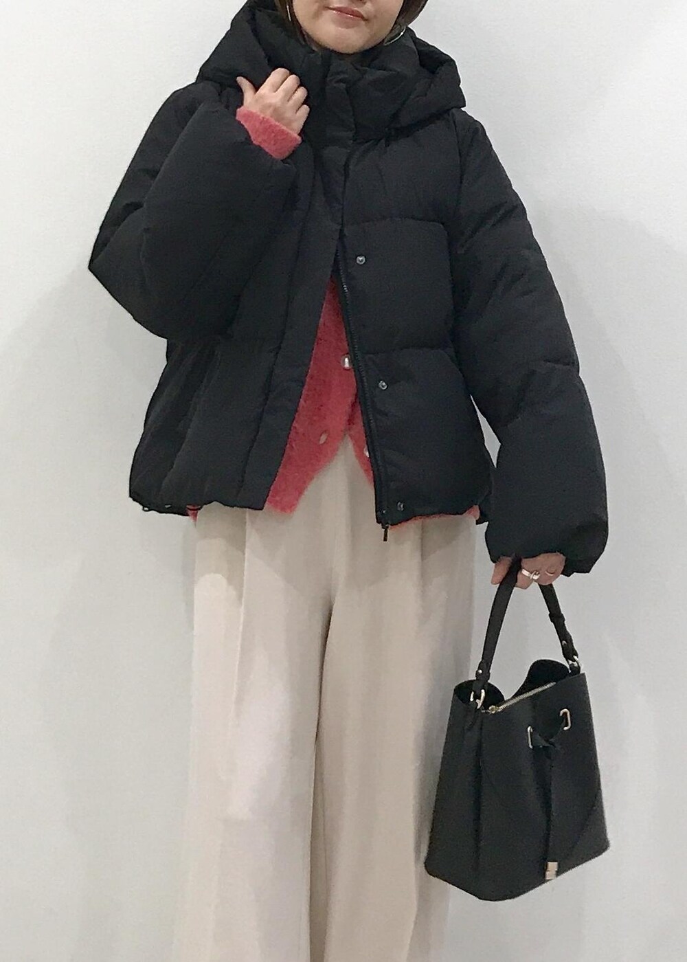 「ダウンジャケット、ニット、ワイドパンツ、ハートバッグ、ショートブーツ、ピアス、ブラック、レッド、ホワイト、ゴールド、秋コーデ、初冬コーデ、冬コーデ、お仕事コーデ、デートコーデ」｜「VISのオーバルメタルフープピアス（ピアス（両耳用）、ゴールド系）」を使った、はっちゃんさん（レディース・159cm）の冬コーディネートの5枚目の写真