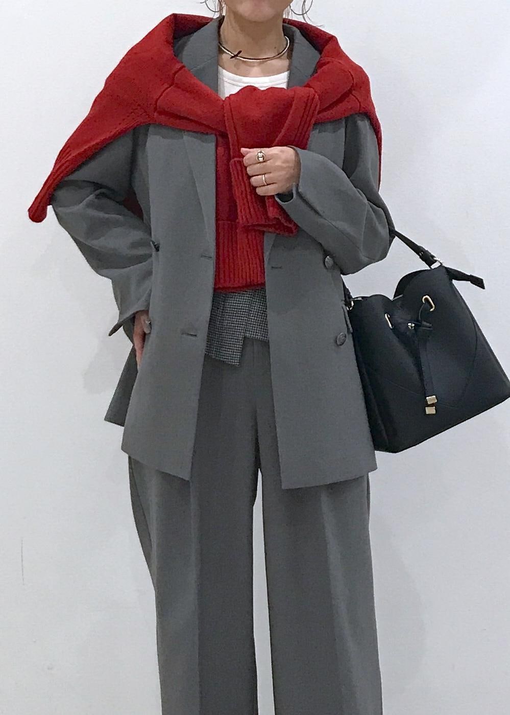 「グレー、ジャケット、ワイドパンツ、センタープレス、レッド、ニット、サイドスリット、ビスチェ、ブラック、ハートバッグ、ショートブーツ、ヒール、リボン、初秋コーデ、秋コーデ」｜「Juzeのストレッチヒールショートブーツ（ブーツ、ブラック系）」を使った、はっちゃんさん（レディース・159cm）の秋コーディネートの7枚目の写真