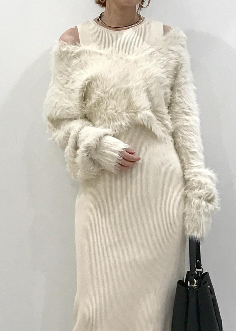 「ホワイトコーデ、忘年会、ニットワンピース、ロングブーツ、パール、ピアス、ホワイト、ブラック、ベージュ、ゴールド、初冬コーデ、冬コーデ、デートコーデ、お出かけコーデ、旅行コーデ」｜「VISのオーバルメタルフープピアス（ピアス（両耳用）、ゴールド系）」を使った、はっちゃんさん（レディース・159cm）の冬コーディネートの6枚目の写真