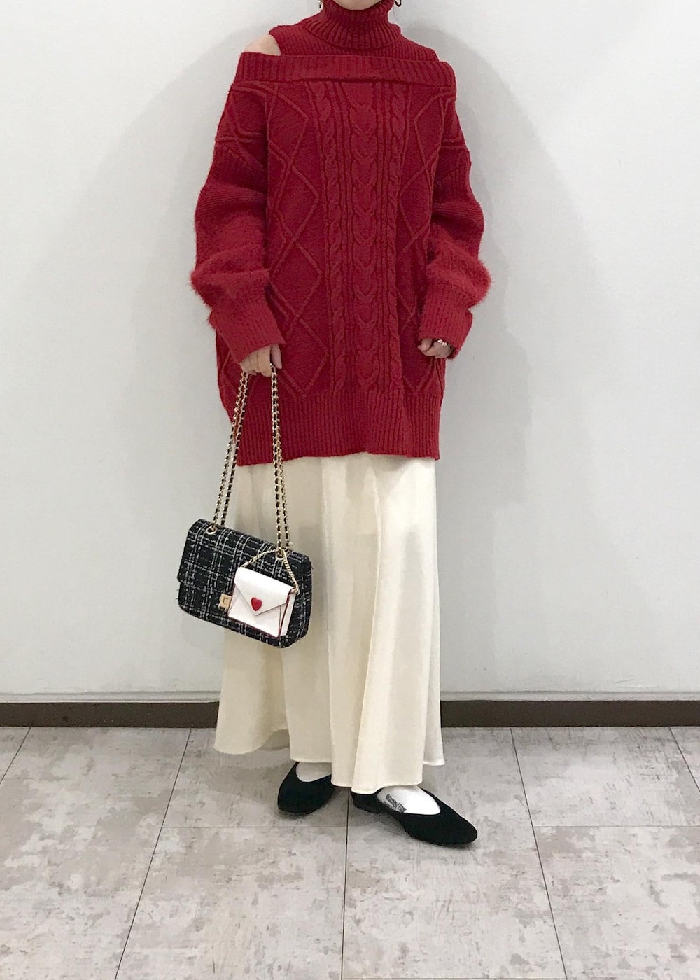 「ニットワンピース、タートルネック、ロングスカート、チェーンバッグ、ハートカットバッグ、ニット、秋コーデ、初冬コーデ、冬コーデ、デートコーデ、お出かけコーデ、旅行コーデ、クリスマスコーデ、お正月・初詣コーデ、女子会コーデ」｜「VISのオーバルメタルフープピアス（ピアス（両耳用）、ゴールド系）」を使った、はっちゃんさん（レディース・159cm）の秋コーディネートの7枚目の写真