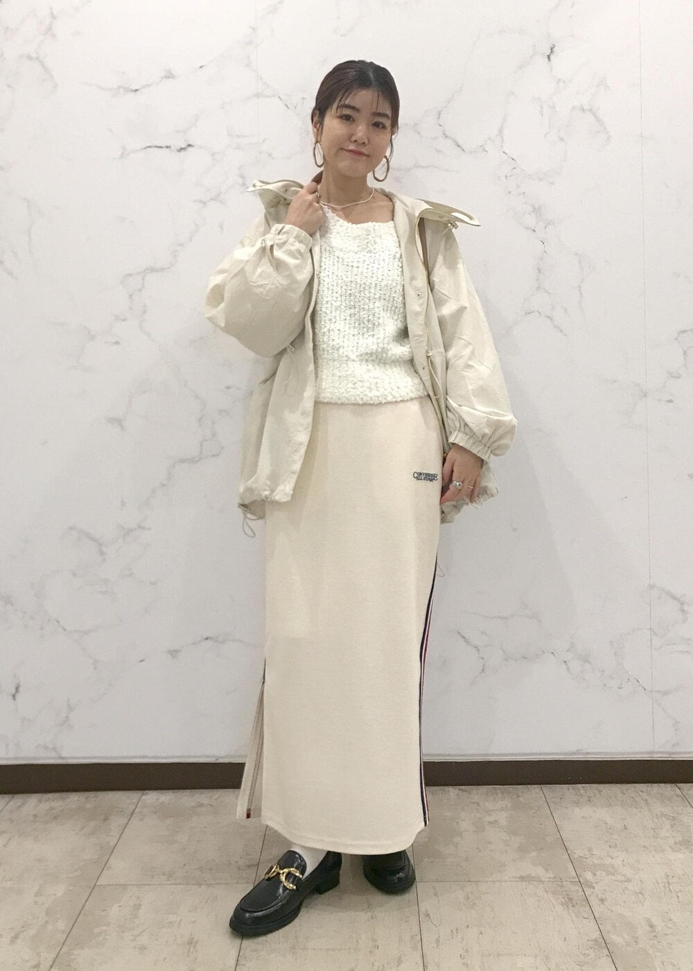 「きれいめカジュアル、マンパ、ホワイトコーデ、CONVERSE、初春コーデ、春コーデ、デートコーデ、お出かけコーデ、旅行コーデ、女子会コーデ、スポーツミックス、大人カジュアル、スカートスタイル、ワントーンコーデ、カジュアルコーデ」｜「VISのオーバルメタルフープピアス（ピアス（両耳用）、ゴールド系）」を使った、はっちゃんさん（レディース・159cm）の冬コーディネートの3枚目の写真