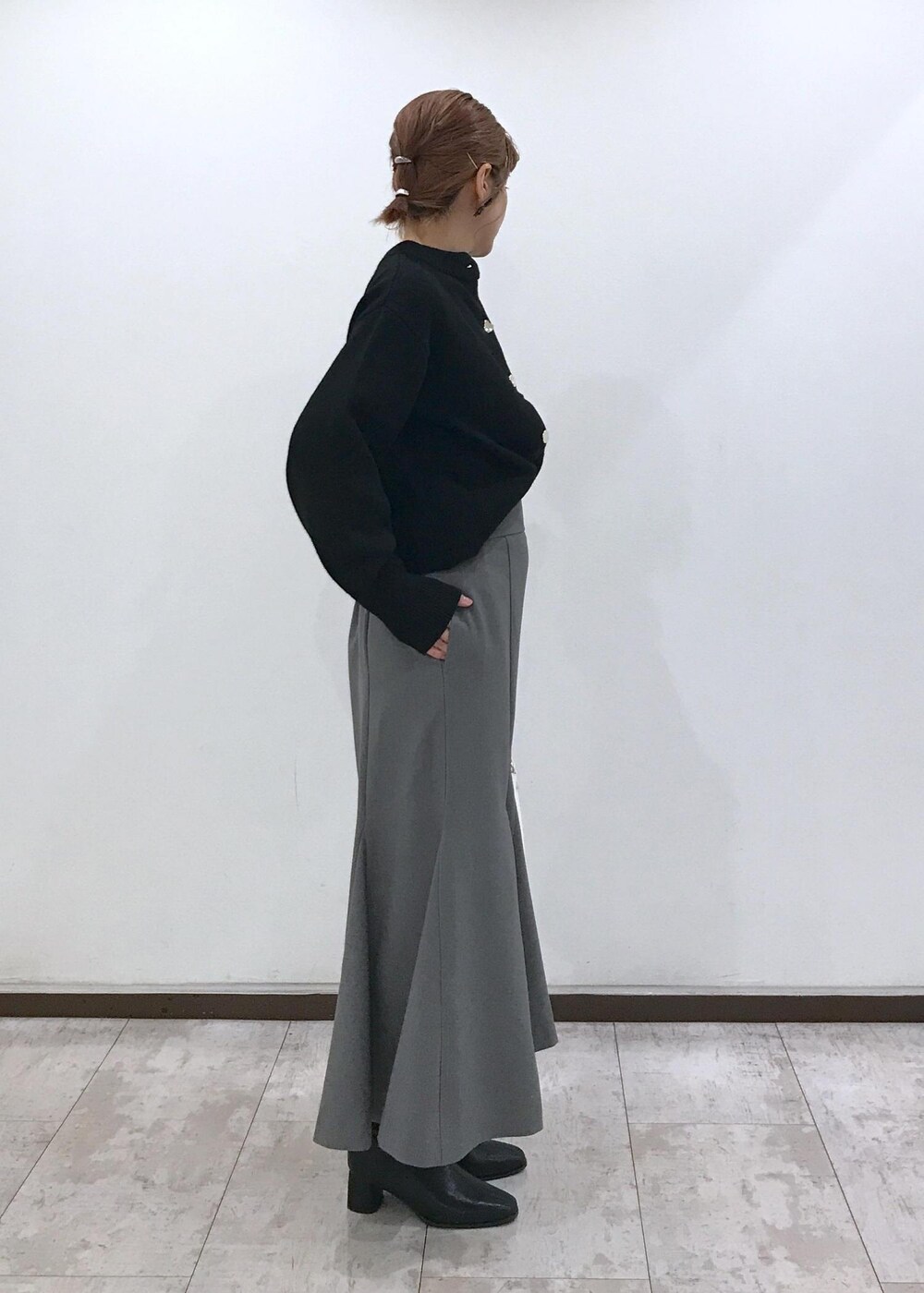 「ブラック、グレー、ホワイト、ショートブーツ、ヒール、ニット、マーメイドスカート、ハートバッグ、ワンハンドル、ピアス、リボン、ハート、ブルべ冬、ハンドバッグ、24バッグ_pickup」｜「VISの【ご好評につき追加生産】【2WAY】ハートカットバッグ（ショルダーバッグ、ホワイト系）」を使った、はっちゃんさん（レディース・159cm）の秋コーディネートの3枚目の写真